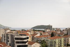uitzicht op een stad met gebouwen bij Vista Suite in Budva