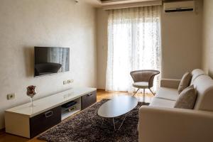 een woonkamer met een bank en een tafel bij Vista Suite in Budva