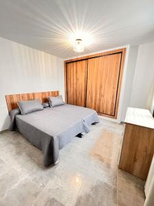 Un pat sau paturi într-o cameră la Extenso y relajante apartamento