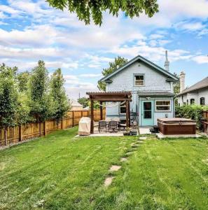une arrière-cour avec une piscine et une maison dans l'établissement 5-bedroom Victorian Home Private Yard Sleeps 10, à Denver