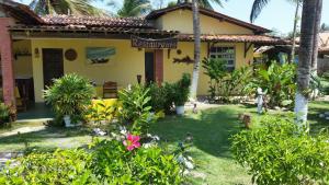 Village Pousada Canedo في غايبيم: منزل أمامه حديقة