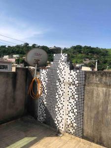 un mur avec une boule de satellite en haut dans l'établissement Excelente casa para Descanso ou Lazer, à São Pedro da Aldeia