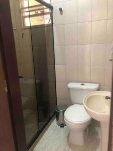 La salle de bains est pourvue de toilettes et d'un lavabo. dans l'établissement Excelente casa para Descanso ou Lazer, à São Pedro da Aldeia