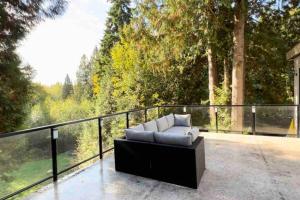 een bank bovenop een balkon met uitzicht bij Spacious Luxury Home With Amazing Views in Surrey