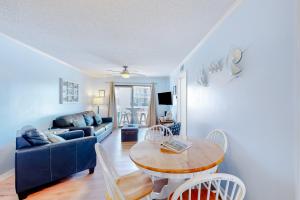 Gallery image of Ocean Breeze 106B in Emerald Isle +17 photos