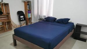 TechohにあるPARAISO TROPICALのベッド1台(青いシーツ付)