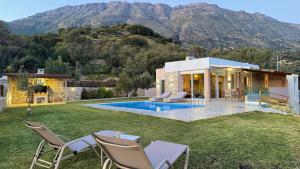 uma casa com um quintal com uma piscina em Villa Michael Triopetra Private Villa, Private Swimming Pool, Garden, Panoramic Sunset em Triopetra