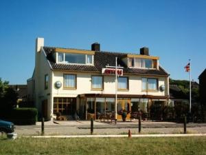 ein Gebäude mit einem Basketballkorb davor in der Unterkunft Badhotel Zeecroft in Wijk aan Zee