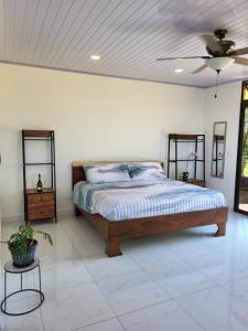 um quarto com uma cama e um teto em Hacienda en Los Volcanes em Guayabos
