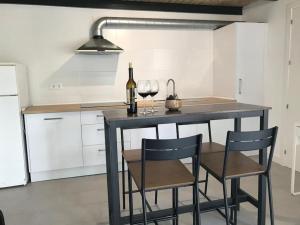 a kitchen with a counter with two glasses of wine at Villa Loba. Apartamento en casa rural. in Facinas