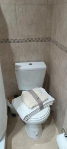 uma casa de banho com um WC branco com toalhas em Mirasoles 44 em La Plata