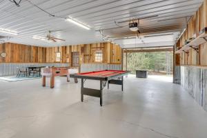 ein großes Zimmer mit einer Tischtennisplatte in der Unterkunft Rustic Wellston Cabin with Fire Pits and ATV Trails! in Hamden