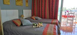 twee bedden in een slaapkamer met bloemen op het bed bij Apartamento Sol y Playa Puerto Naos in Puerto Naos