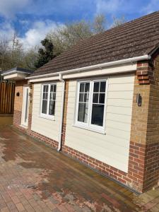 ein freistehendes Haus mit einer Garage in der Unterkunft Savannah Lodge in Wyke Regis