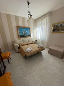 een woonkamer met een bed en een bank bij Le Stanze della Valle Affitti uso turistico in Agrigento