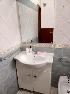 een badkamer met een witte wastafel en een toilet bij Le Stanze della Valle Affitti uso turistico in Agrigento