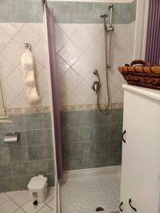 een badkamer met een douche en een toilet bij Le Stanze della Valle Affitti uso turistico in Agrigento