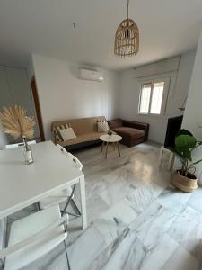 uma sala de estar com um sofá e uma mesa em Apartamento Ve&Va em Torre del Mar