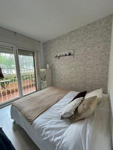 um quarto com uma cama grande e uma parede de tijolos em Apartamento Ve&Va em Torre del Mar