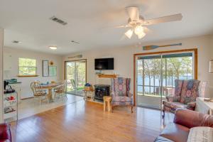 Μια τηλεόραση ή/και κέντρο ψυχαγωγίας στο Hawkins Vacation Rental with On-Site Lake Access!