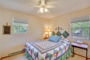 Ένα ή περισσότερα κρεβάτια σε δωμάτιο στο Hawkins Vacation Rental with On-Site Lake Access!