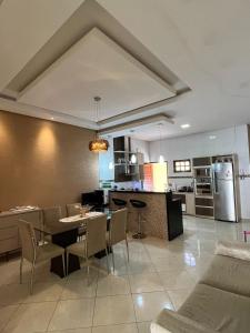 Casa Confort في خوازيرو دو نورتي: مطبخ وغرفة طعام مع طاولة وكراسي