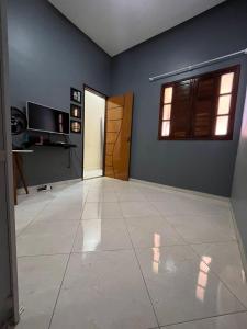 a living room with a door and a tiled floor at Casa Confort in Juazeiro do Norte