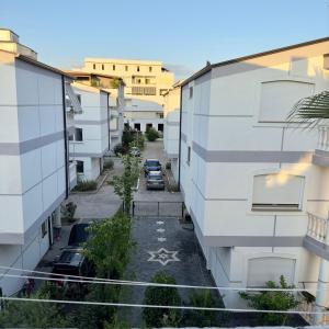 een luchtzicht op een parkeerplaats tussen twee gebouwen bij Sea La Vie Hotel in Golem