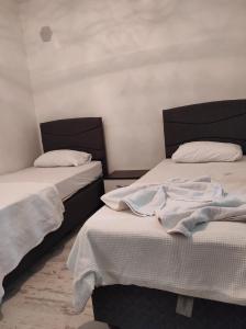 twee bedden naast elkaar in een kamer bij Zübeyde Hanım Homes in Izmir