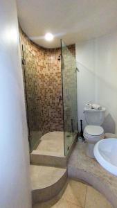 uma casa de banho com um chuveiro, um WC e um lavatório. em Spa Chaac em Puerto Vallarta