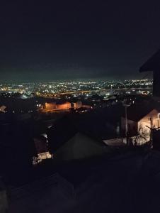 uma vista da cidade à noite em Dženana em Sarajevo