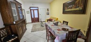 un comedor con mesa y sillas en una habitación en La casa di nonna Ivola, en Tocco da Casauria