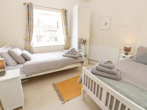 a bedroom with two beds and a window at 1 Countryman Inn Cottages in Hunton