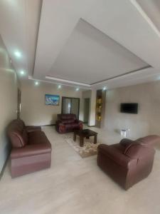 Sala de estar con 2 sofás y mesa en WHITE SHARK RESORT, en Ponta do Ouro
