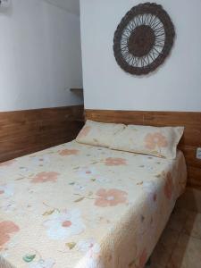 um quarto com uma cama com um edredão floral em Casa Boa Venttura Piscina,guajiru,flecheiras e mundaú em Trairi