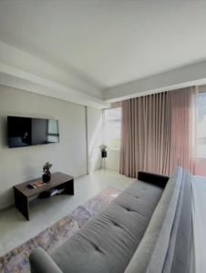 un soggiorno con divano e TV di WINK Hotel- Next to CTICC & Best Tourist Location a Città del Capo