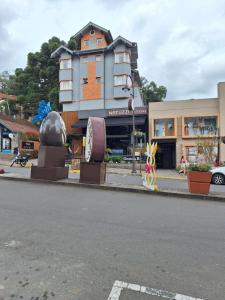 um edifício ao lado de uma rua da cidade em Apto na Borges de Medeiros. em Gramado