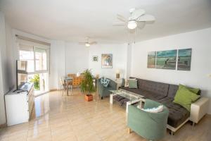 sala de estar con sofá y mesa en ESPECTACULAR PISO EN LA HERRADURA, con parking gratis en julio y agosto en La Herradura