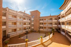 una vista aérea de un edificio de apartamentos en ESPECTACULAR PISO EN LA HERRADURA, con parking gratis en julio y agosto, en La Herradura