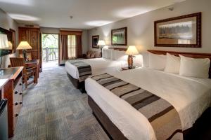 מיטה או מיטות בחדר ב-Creekside Lodge at Custer State Park Resort