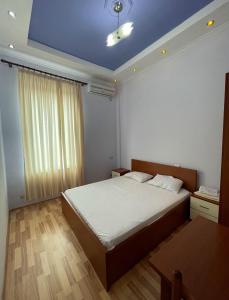 um quarto com uma cama grande e uma mesa em Haliti hotel em Kukës