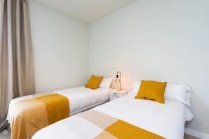 AbadesにあるAbades Holiday Homeの部屋に並んで置かれた2つのベッド +19枚の写真