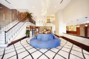 un gran vestíbulo con un sofá azul en el medio en Grand Hotel de Pera, en Estambul