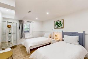 1 dormitorio con 2 camas y ventana en Rolling River Retreat en Midhurst