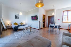 Postel nebo postele na pokoji v ubytování LIttleSuite Fiera5 min