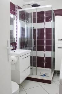 een badkamer met een glazen douche en een toilet bij Nice studio close to Paris in Montrouge
