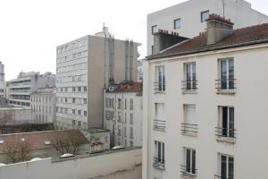een uitzicht op de stad vanuit een gebouw bij Nice studio close to Paris in Montrouge