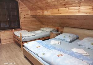 Habitación con 2 camas en una cabaña de madera en Ubytovanie u Slovana Chata, 