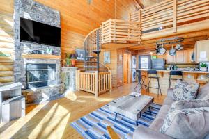 sala de estar con sofá y chimenea en Cozy Mountain Condo Across From Snow King Ski Mtn! en Jackson