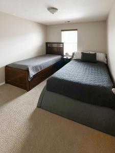 Star的住宿－Cozy home - sleeps 12 - RV parking - Sun Room，一间卧室设有两张床和窗户。